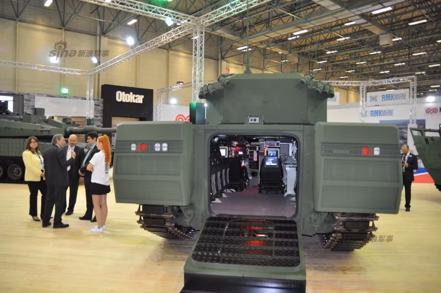 Xe có kíp lái 3 người và có thể mang theo 8 binh sĩ nhờ vào khoang tải rộng và tiện nghi.