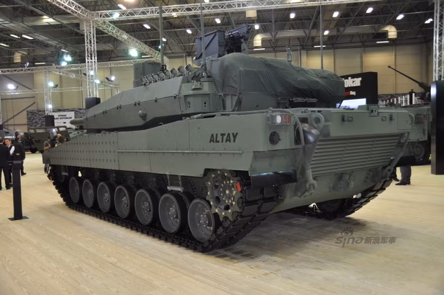 Altay trang bị hệ thống quản lý chiến trường và kiểm soát hỏa lực Volkan tối tân do Thổ Nhĩ Kỳ phát triển.