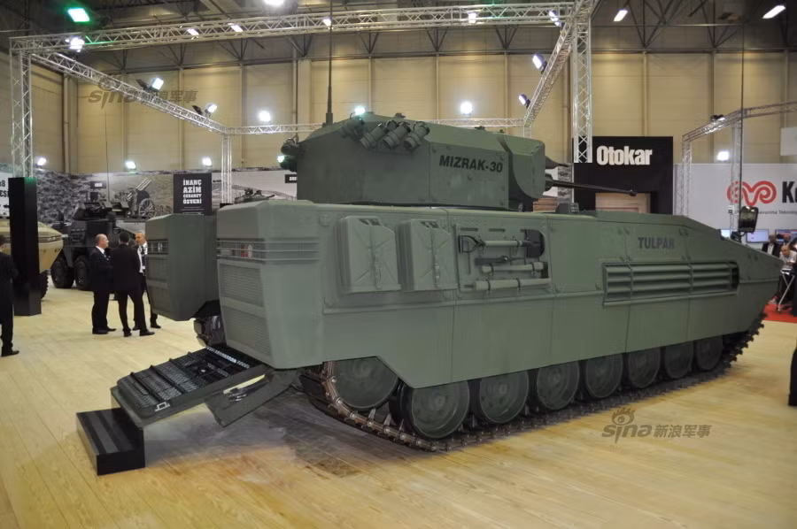 Loại phương tiện này có thể thực hiện một loạt nhiệm vụ như trinh sát, chỉ huy, chở quân, cứu thương, phóng tên lửa và chống tăng.