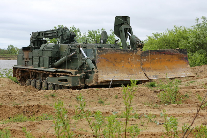 Xe công binh BAT-2 còn có khả năng hoạt động trong điều kiện thời tiết vô cùng khắc nghiệt, với nhiệt độ dao động từ -45 độ C đến 45 độ C. Xe được trang bị hệ thống phòng vệ chống xạ - sinh - hóa NBC để đảm bảo an toàn cho kíp lái và các binh sĩ ở trên xe.