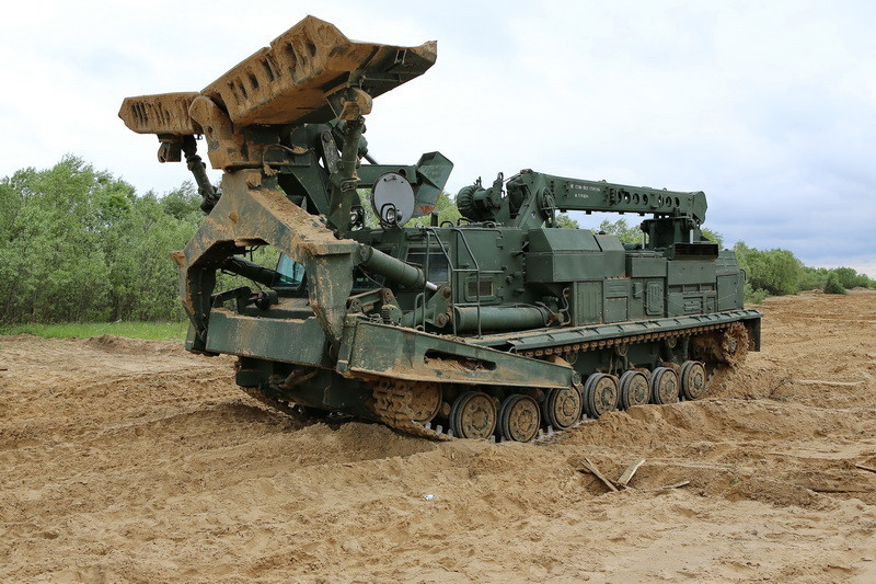 Khi ủi đất ở vùng đồi núi, BAT-2 có thể hoạt động ở tốc độ ủi 6,8km/h và ủi với tốc độ 8,15km/h khi san các ụ tuyết.