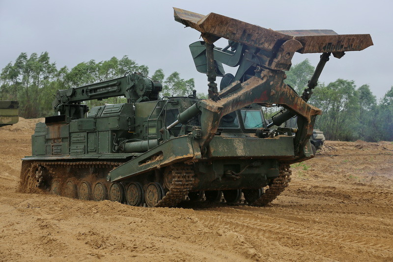 Hình ảnh Xe công binh BAT-2của Quân đội Nga đang san đường ra sông.