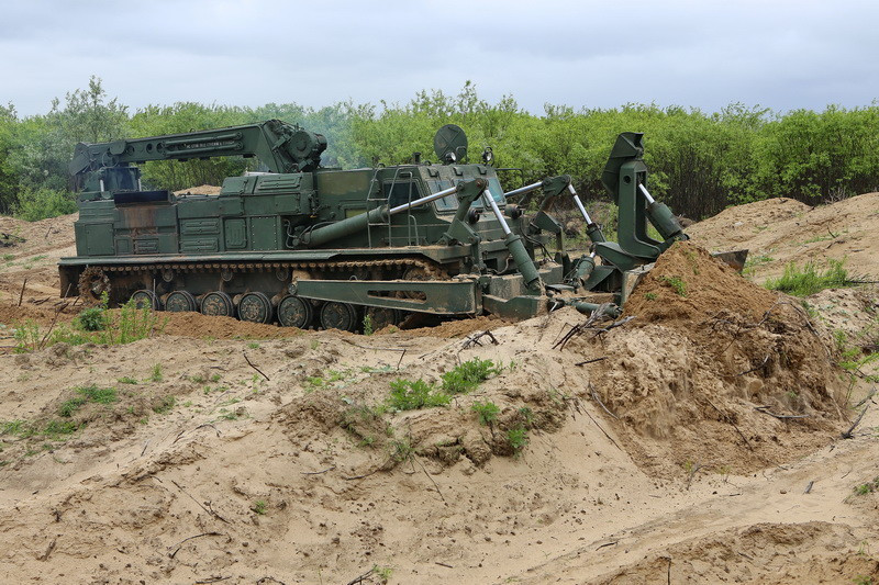 Bên cạnh việc sử dụng cho mục đích mở đường tiến công quân địch, BAT-2 cũng rất hữu ích trong những trường hợp thực hiện nhiệm vụ cứu hộ thiên tai.