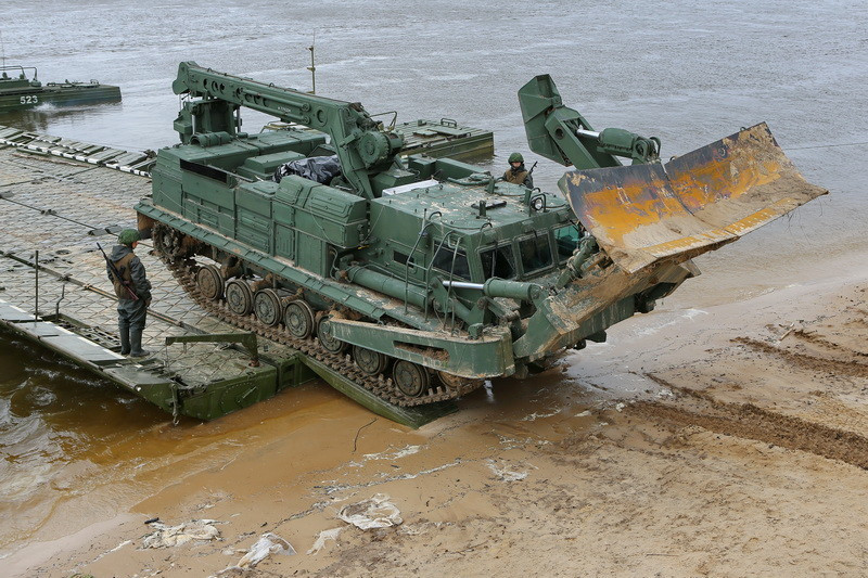 Sức mạnh của cỗ máy BAT-2 đến từ loại động cơ diesel V-64-4, tương tự như động cơ xe tăng T-72, có thể sản sinh công suất 700 mã lực.