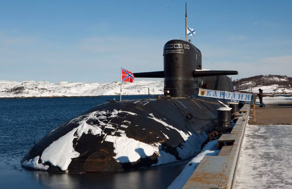Tàu ngầm hạt nhân Karelia lớp Delta đang neo tại cảng của Hạm đội Biển Bắc.