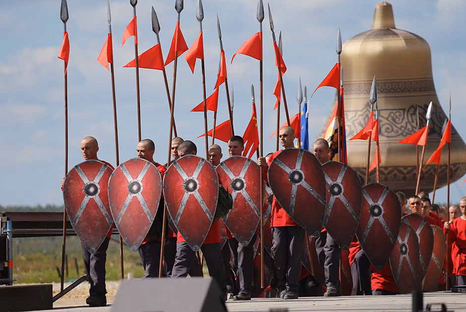 Đội lính hóa trang cổ kính gây ấn tượng mạnh.