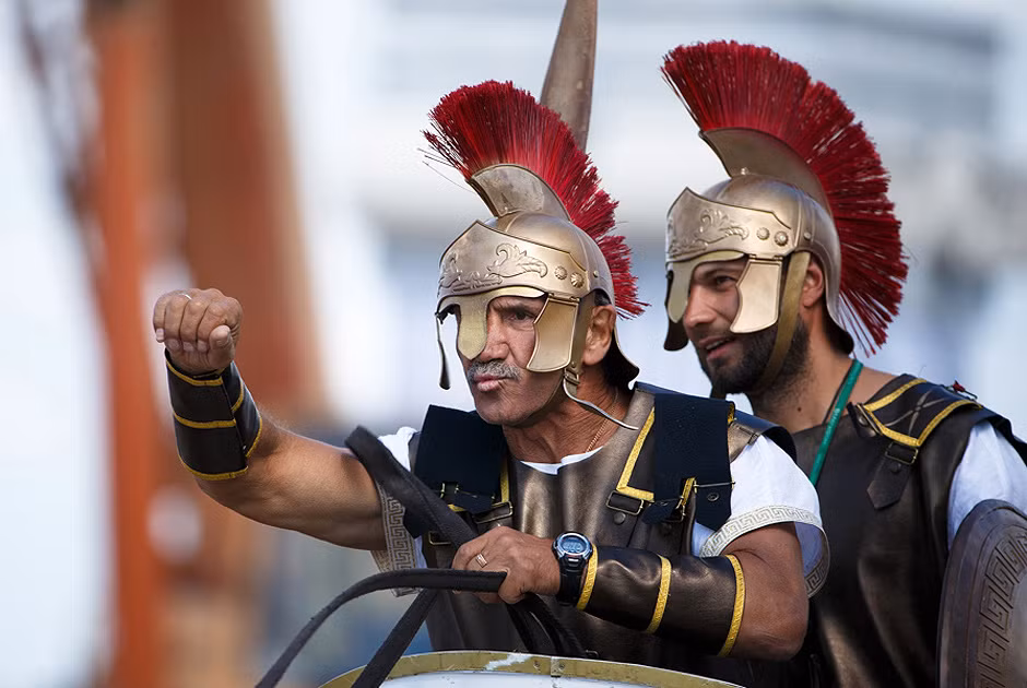 Hóa trang thành những người lính thời kỳ cổ đại.