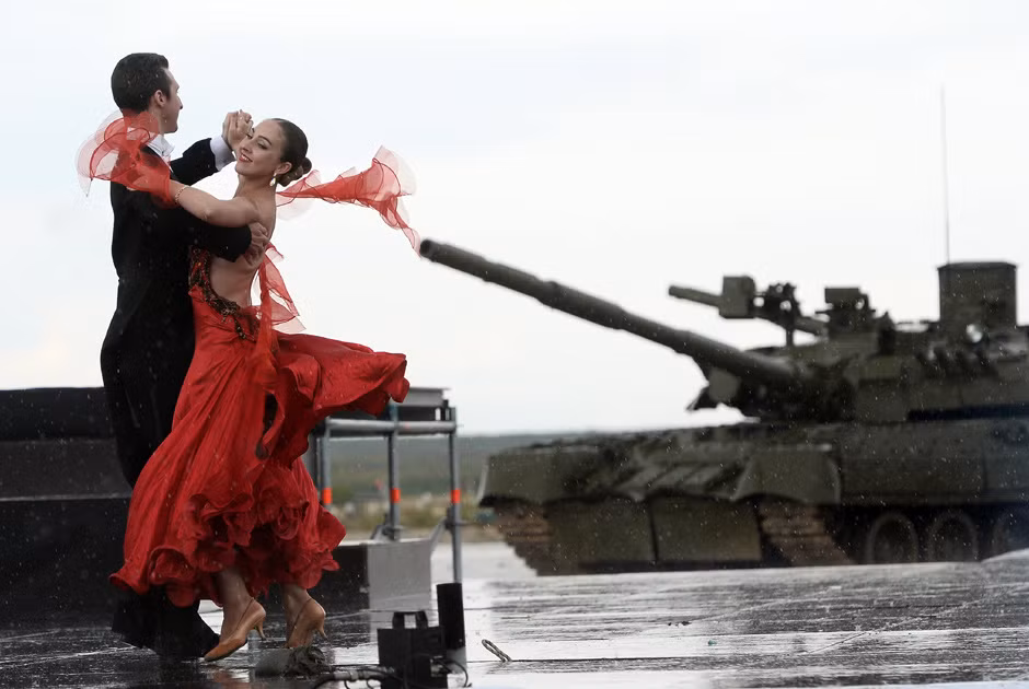 Không chỉ thế, các đội nghệ thuật quân đội Nga còn biểu diễn những màn khiêu vũ mềm mại ngay cạnh những cỗ xe tăng hàng khủng.
