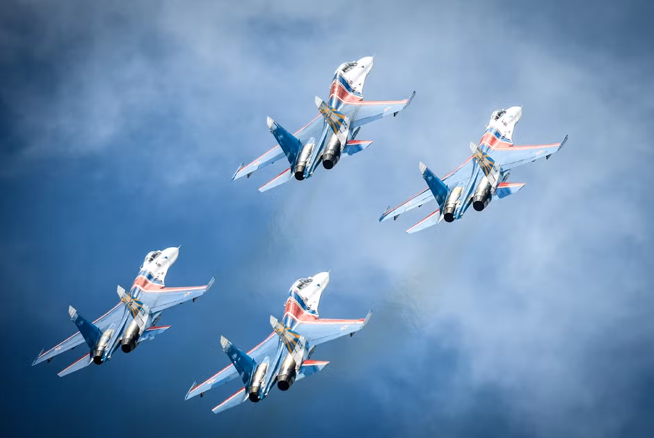 Phi đội tiêm kích Su-27 múa lượn.