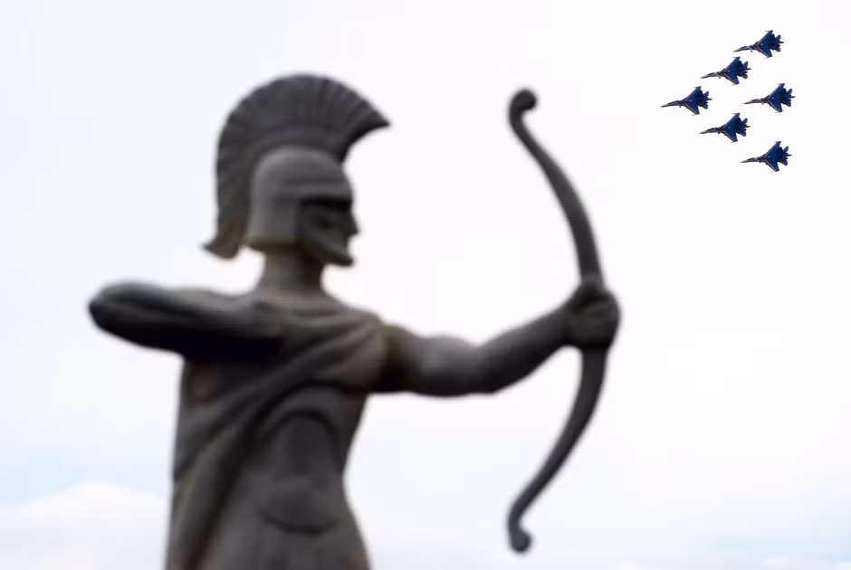 Trên không các tiêm kích Nga xếp hình ấn tượng.