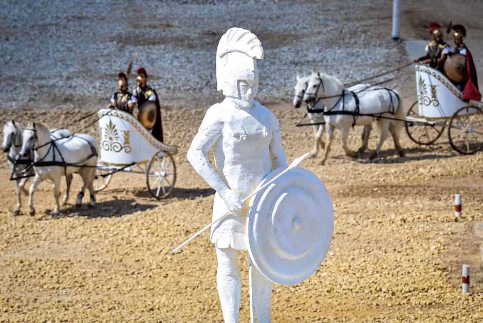 Những hình nộm và các cỗ xe hóa trang cổ kính.