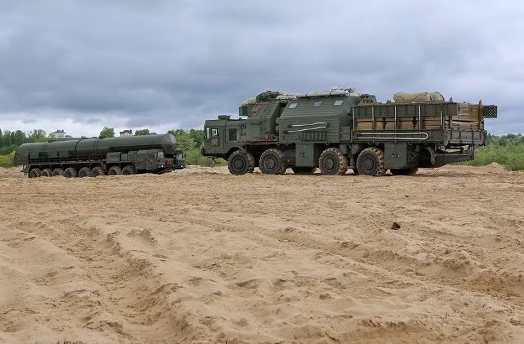 Đi song song với nó một tổ hợp tên lửa đạn đạo di động “Yars”.