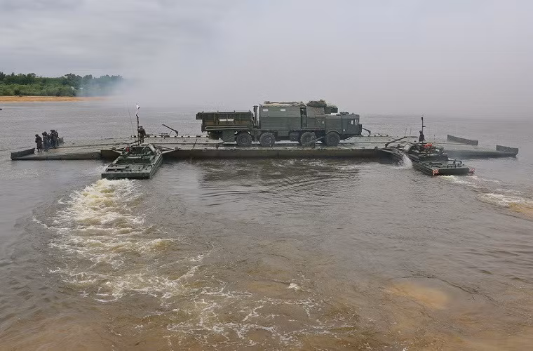 Và để có thể vượt địa hình nước sâu 15M69 MIOM cần tới sự trợ giúp từ các loại phà tự hành chuyên dụng của lực lượng công binh.