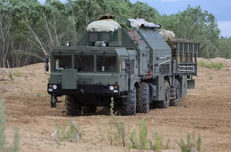 Nhiệm vụ chính của 15M69 MIOM là hỗ trợ trinh sát hoặc hậu cần cho việc triển khai các tổ hợp tên lửa đạn đạo di động. Một nhiệm vụ đặc biệt nữa của 15M69 MIOM là việc tiến hành ngụy trang cho các đơn vị tên lửa chiến lược hoặc xây dựng tên lửa đạn đạo giả nhằm đánh lừa các phương tiện trinh sát của đối phương. Sau khi, tổ hợp tên lửa đạn đạo di động đã được triển khai và rút đi 15M69 MIOM sẽ có nhiệm vụ xóa dấu vết của các tổ hợp tên lửa này.