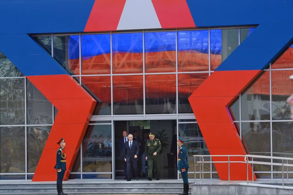 Tổng thống Nga Vladimir Putin và Bộ trưởng Quốc phòng Sergei Shogu đang tới tham dự buổi lễ khai mạc Diễn đàn quân sự Army-2015.