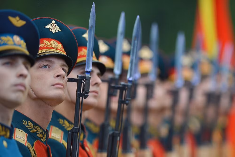 Đội danh dự quân đội Nga đang tiến hành các nghi thức buổi lễ khai mạc Diễn đàn kỹ thuật quân sự Army-2015 tại công viên Patriot, thị trấn Kubinka, vùng Moscow.