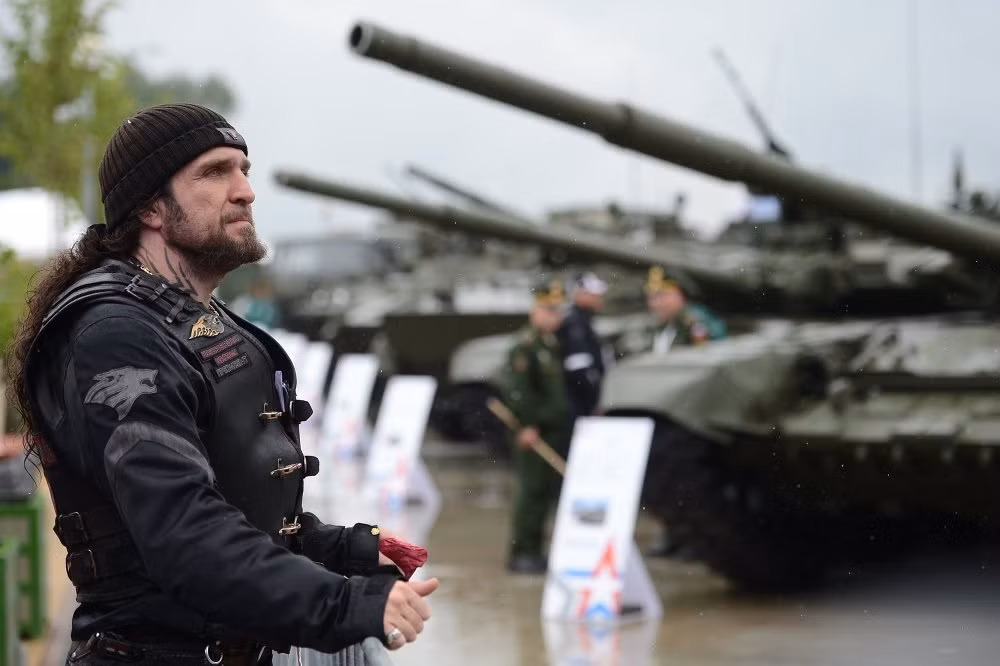 Một loạt vũ khí hạng nặng đã được xếp vào vị trí trưng bày.