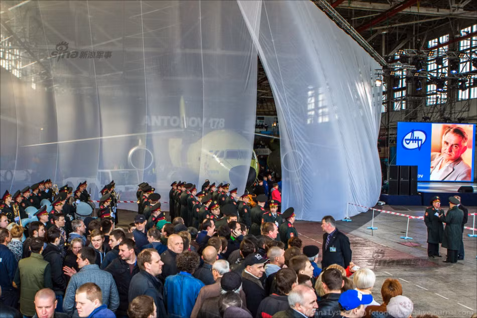 Hình ảnh chiếc máy bay vận tải An-178 đầu tiên được quây rèm trước khi chính thức trình diện công chúng ngay tại Nhà máy Antonov ở Kiev, Ukraine vào ngày 16/4.