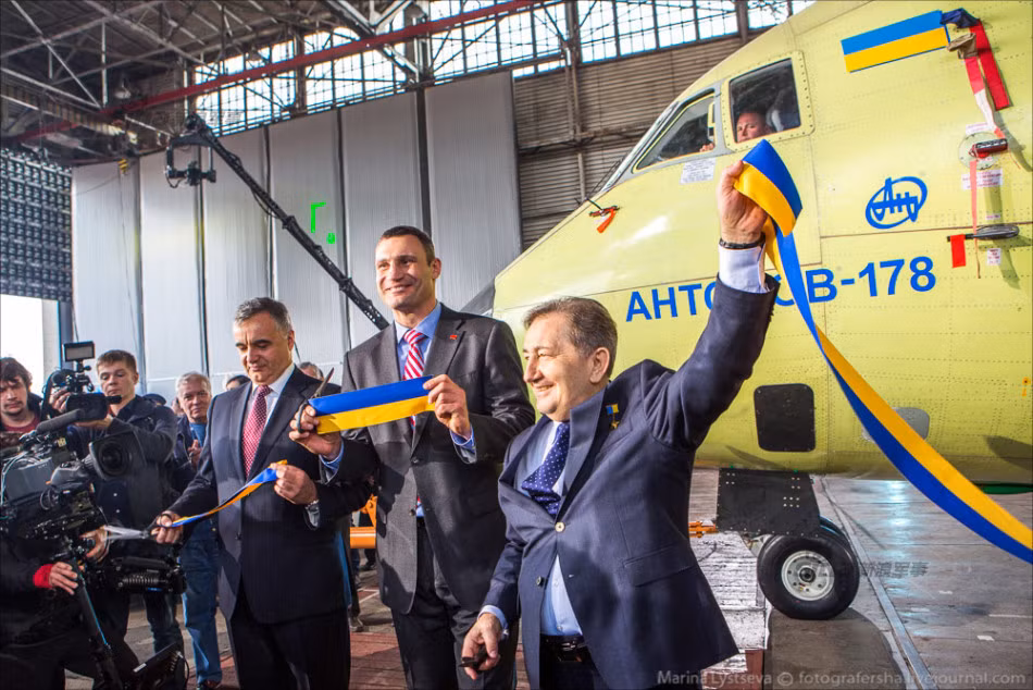 Máy bay vận tải An-178 được dán quốc kỳ Ukraine.