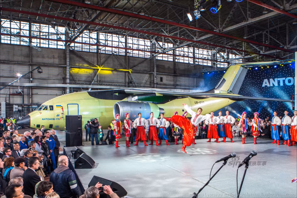 Các vũ công nghệ thuật biểu diễn môn võ cổ truyền thể hiện tình yêu dân tộc của người Ukraine.