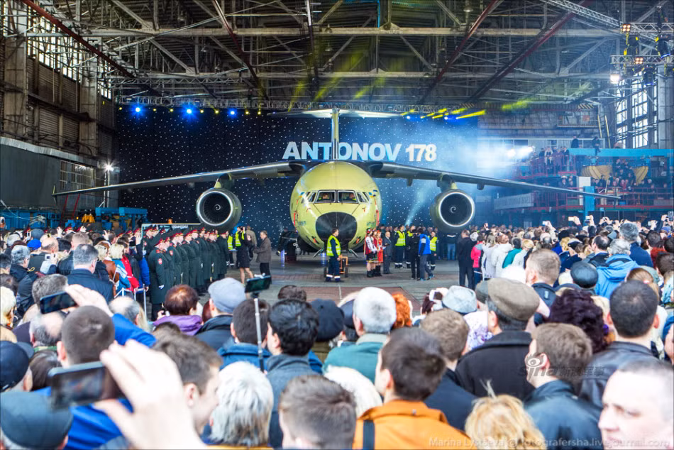 Màn che An-178 đã được vén lên trước sự chứng kiến của các quan chức và đông đảo người dân Ukraine.