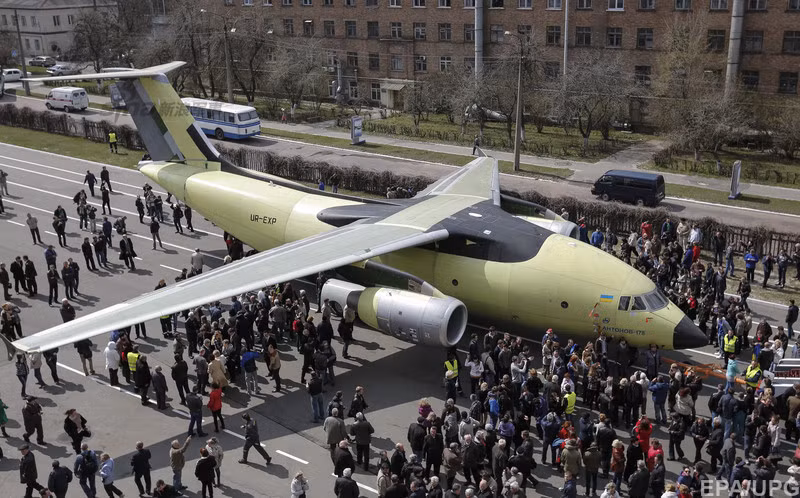 Cuộc diễu hành của vận tải cơ An-178 khiến người dân ùa ra xem làm tắc nghẽn cả một quãng đường dài.