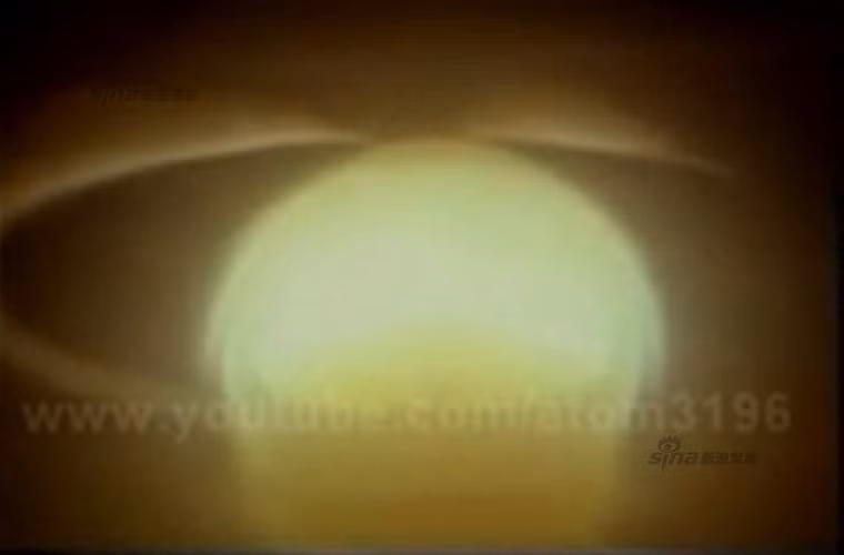 Hình ảnh sóng xung kích mà quả bom hạt nhân lớn nhất của Trung Quốc tạo ra sau khi được kích hoạt. Hiện tại vẫn chưa rõ quả bom hạt nhân này được Trung Quốc kích hoạt nổ trên không hay gần mặt đất.