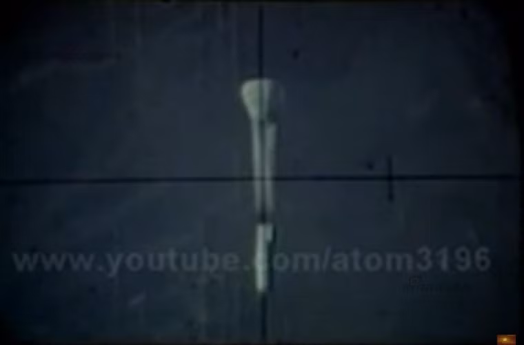 Theo hình ảnh mà Sina công bố, quả bom hạt nhân mạnh nhất của Trung Quốc được trang bị một dù giảm tốc khi rơi. Hình ảnh quả bom hạt nhân lớn nhất của Trung Quốc bật dù giảm tốc ngay sau khi được thả khỏi máy bay.