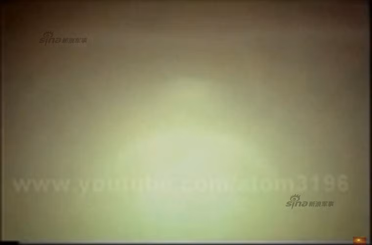 Chương trình phát triển vũ khí hạt nhân của Trung Quốc được khởi động từ cuối những năm 1950 với sự giúp đỡ tối đa về mặt công nghệ từ Liên Xô, trong đó bao gồm cả công nghệ chế tạo bom, tên lửa đạn đạo. Chính điều này đã giúp Trung Quốc nhanh chóng sở hữu được thứ vũ khí chết người này. Trong hình là khoảnh khắc quả bom hạt nhân mạnh của Trung Quốc được kích hoạt.