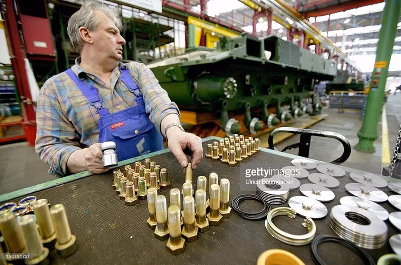 Nhờ tính kỷ luật và ngăn nắp trong công việc nên các công nhân sẽ không quá khó khi tiến hành lắp ráp lại các xe đã sửa chữa.