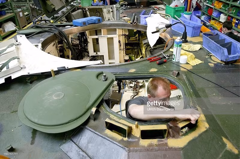 Các khay đựng được bố trí xung quanh điểm sửa chữa.