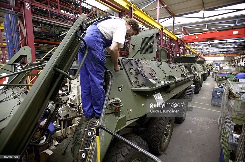 Các công nhân trong bộ đồng phục rất gọn gàng.