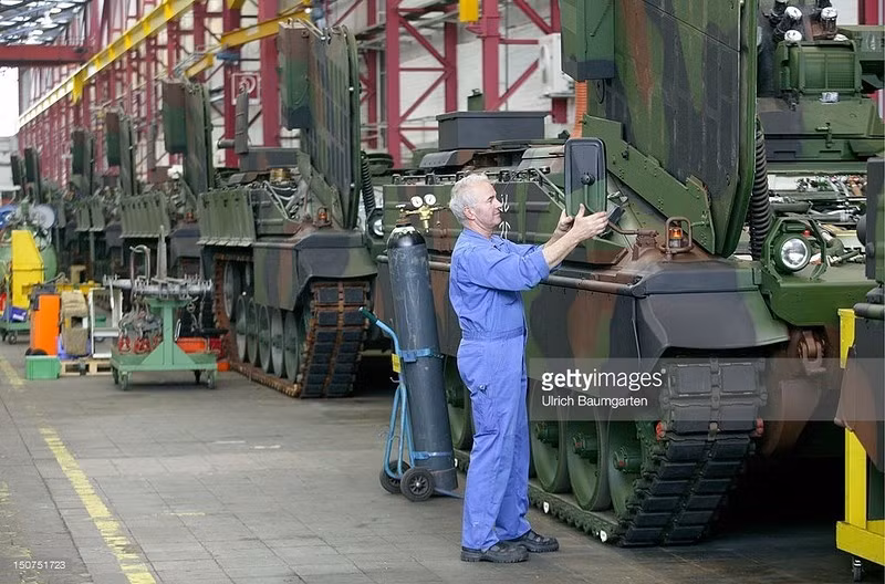 Chỉnh từng chi tiết nhỏ của chiến xa bọc thép.