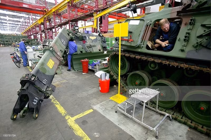 Một nhóm khác đang tiến hành sửa chữa xe chiến đấu bộ binh Marder.