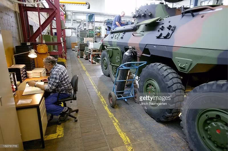 Bàn làm việc dùng để vào sổ, ghi chép tỉ mỉ các công việc đã tiến hành.