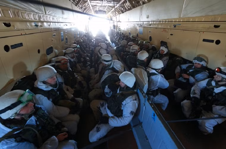 Binh sĩ lực lượng đổ bộ đường không ngồi trong khoang hàng máy bay vận tải Il-76.