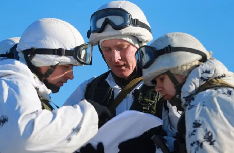 Ảnh chụp một chỉ huy đơn vị đổ bộ đường không đang kiểm tra quân số sau khi hạ cánh.