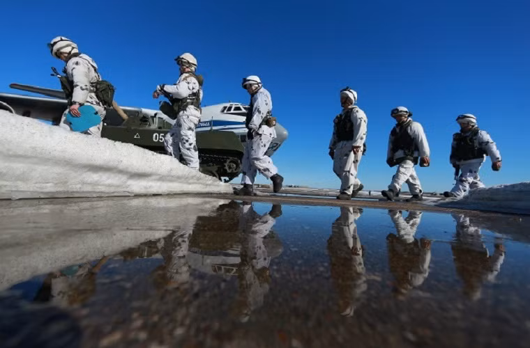 Theo hãng thông tấn Itar-Tass đưa tin cho biết, vào hôm 17/3 toàn bộ các đơn vị đổ bộ đường không của Nga thuộc Quân khu phía tây đều đã được điều động để tham gia tập trận cùng với Hạm đội Biển Bắc. Đây có thể xem là câu trả lời của nước Nga trước các cuộc tập trận khiêu khích của NATO gần đây.