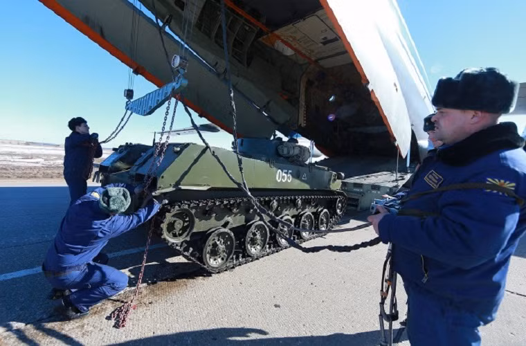 Một chiếc xe thiết giáp đổ bộ đường không BMD-2 được đưa vào trong khoang chứa của một máy bay vận tải IL-76.