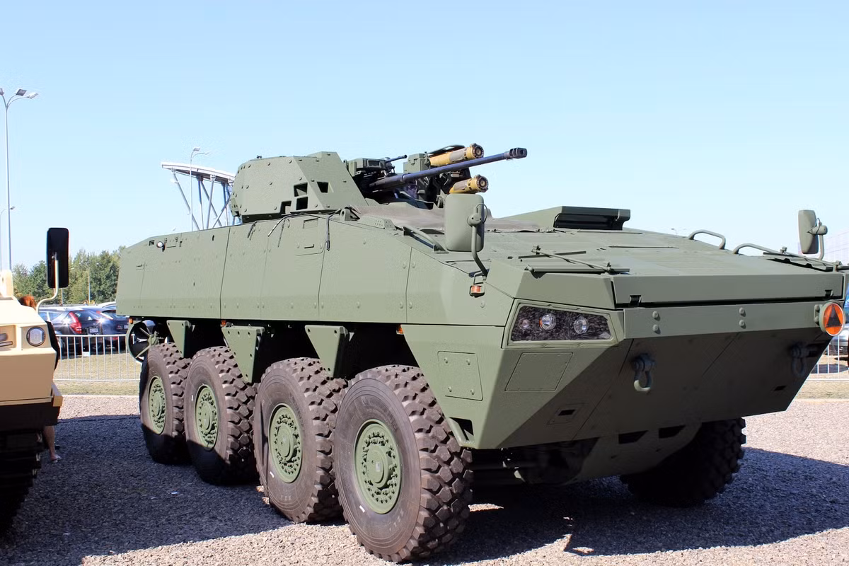 Xe bọc thép Rosomak-XP do Ba Lan phát triển trang bị tháp pháo tự động 30mm.