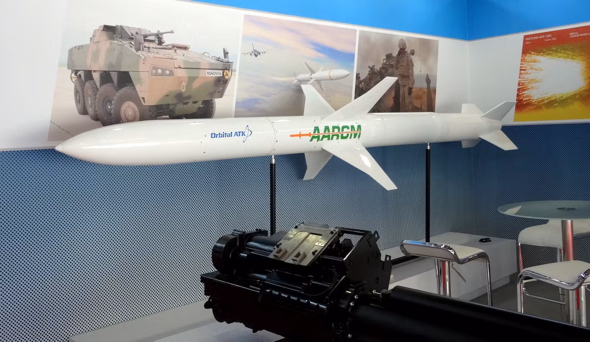 Tên lửa chống radar hiện đại AARGM AGM-88E do công ty Alliant Techsystem (ATK) sản xuất cho nhiệm vụ chế áp hệ thống phòng không đối phương. Nó được cho là đạt tầm bắn hơn 100km.