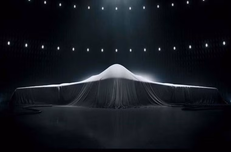 Và cuối cùng là vật thể được che kín, được cho sẽ là máy bay tàng hình tương lai của Không quân Mỹ mà Northrop Grumman đang phát triển.