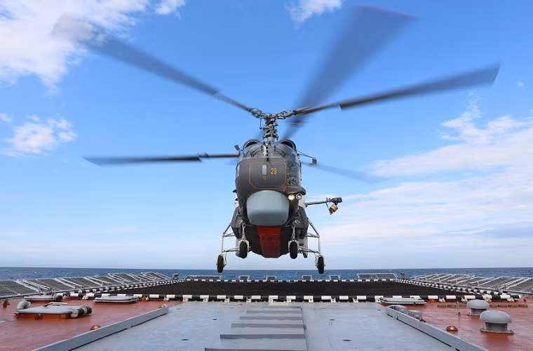 Trong ảnh là một chiếc Ka-27PL của Hạm đội Baltic chuẩn bị hạ cánh trên tàu hộ vệ tàng hình Stoikiy mang số hiệu 545 thuộc lớp Steregushchy.