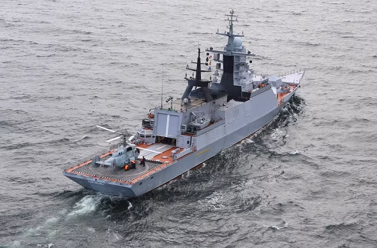 Được biết tàu hộ vệ tàng hình lớp Steregushchy cũng được trang bị một nhà chứa máy bay để có thể mang theo 1 chiếc Ka-27PL.