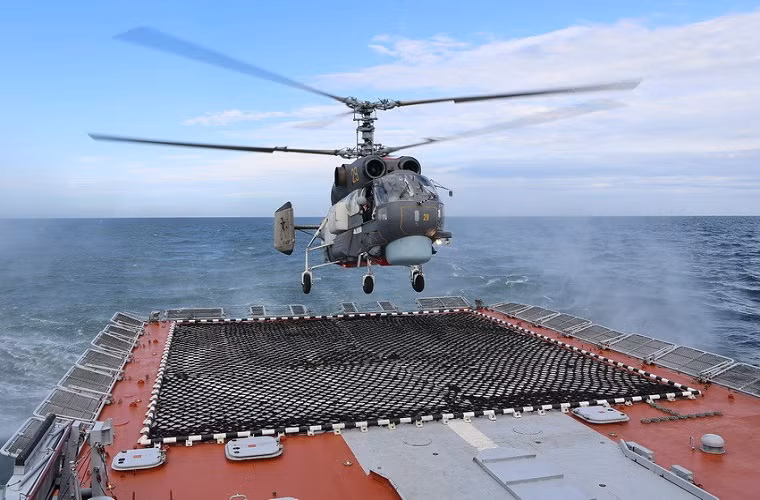 Hệ thống vũ khí trên Ka-27 khá hạn chế nó chỉ có thể mang theo 1 ngư lôi chống ngầm hoặc 36 phao định vị thủy âm dùng để theo dõi các tàu ngầm hoạt động dưới mặt biển.