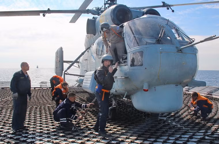 Phi hành đoàn của một chiếc Ka-27PL tham gia đợt diễn tập chống ngầm do Hạm đội Baltic tổ chức.