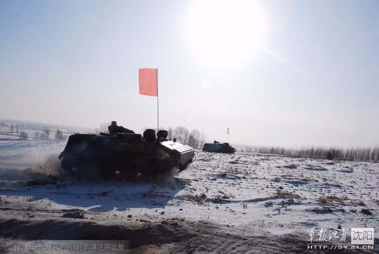 Các xe thiết giáp chở quân Type 63 hành tiến.