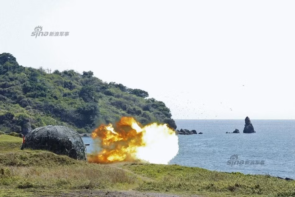 Hệ thống pháo phòng thủ bờ biển cũng khai hỏa bắn liên hoàn.