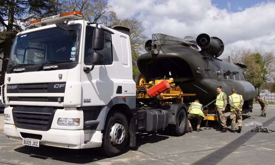 Những chiếc trực thăng đều được tháo rời bộ phận cánh để cho gọn hơn. Vì chỉ tính riêng chiều dài sải cánh đã lên tới hơn 18 mét.