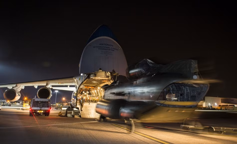 Máy bay vận tải An-124 Ruslan có thể mang theo 120-150 tấn hàng hóa các loại mà vẫn có thể thực hiện hành trình xa 4.650-5.400 km nhờ vào hệ thống động cơ tiên tiến D-18T.